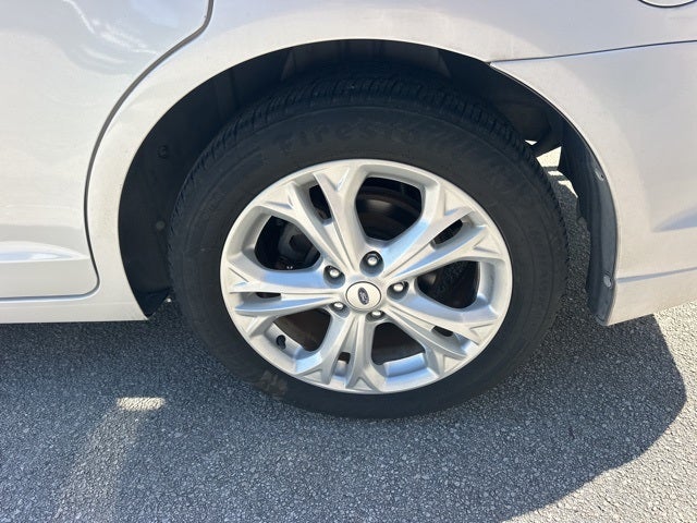 2012 Ford Fusion SE 23/33 City/Highway MPG